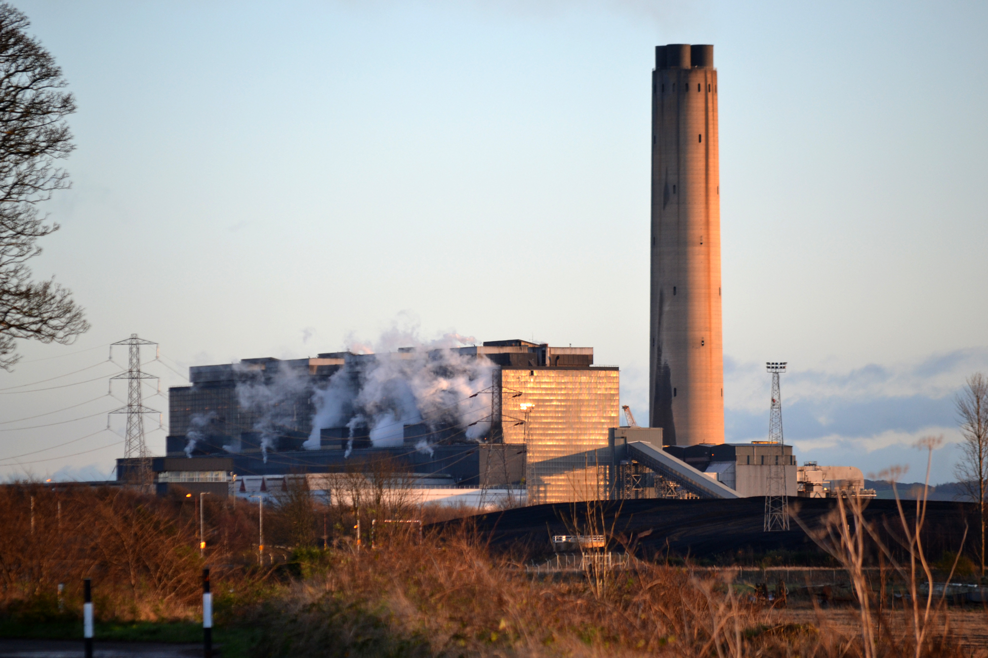Longannet Exterior © John (CC BY-SA 4.0 via Wikimedia Commons)